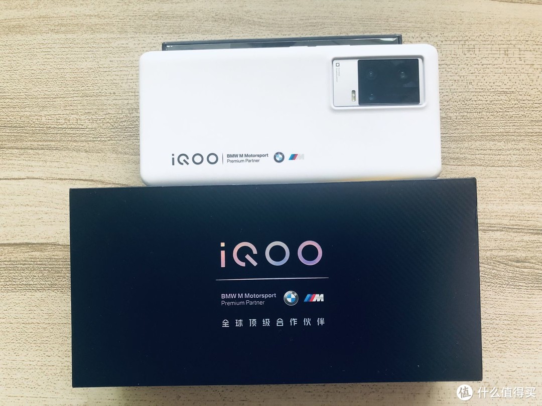 iqoo8 pro专属礼盒*1个;iqoo专属入耳式耳机*1件;iqoo8 pro手机卡插针