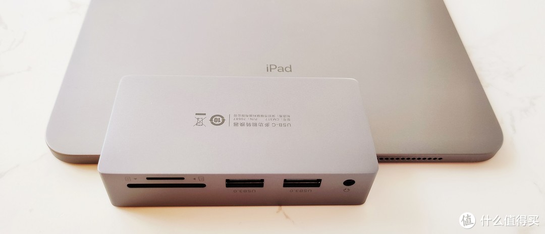 在使用ipad pro遇到电量不足的时候可以插根pd充电线到绿联usb-c多