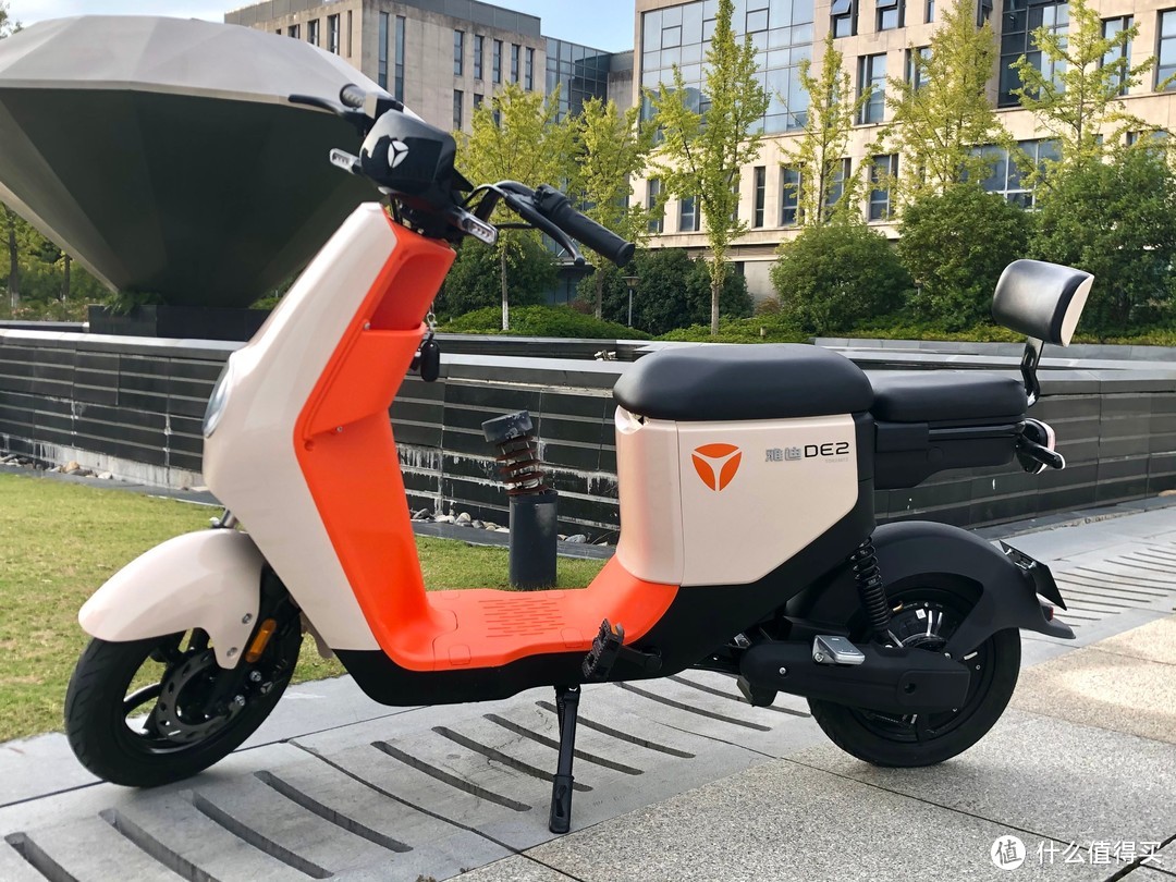 去购买雅迪de2电动车自行车新国标2021新款可拆卸锂电池长续航电瓶车