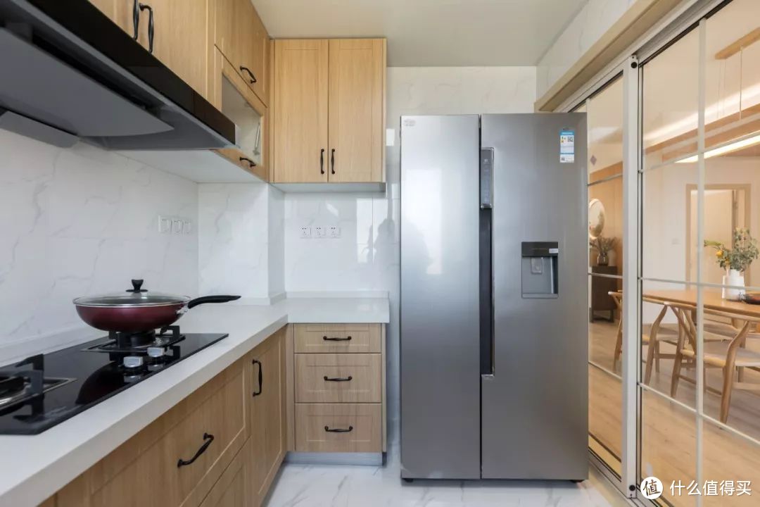 为了追求整体性和美观性,许多网红也会推崇厨房采用嵌入式的冰箱,但是