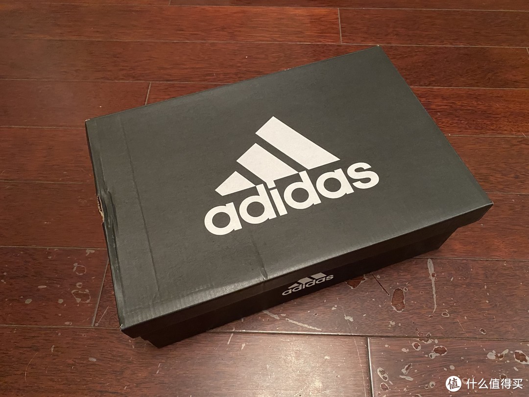 adidas的鞋,鞋盒都很朴素,黑底白logo.