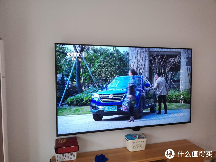 这款电视的独特之处在于它的x65f叠屏技术,这种设局提高了对比度,对比