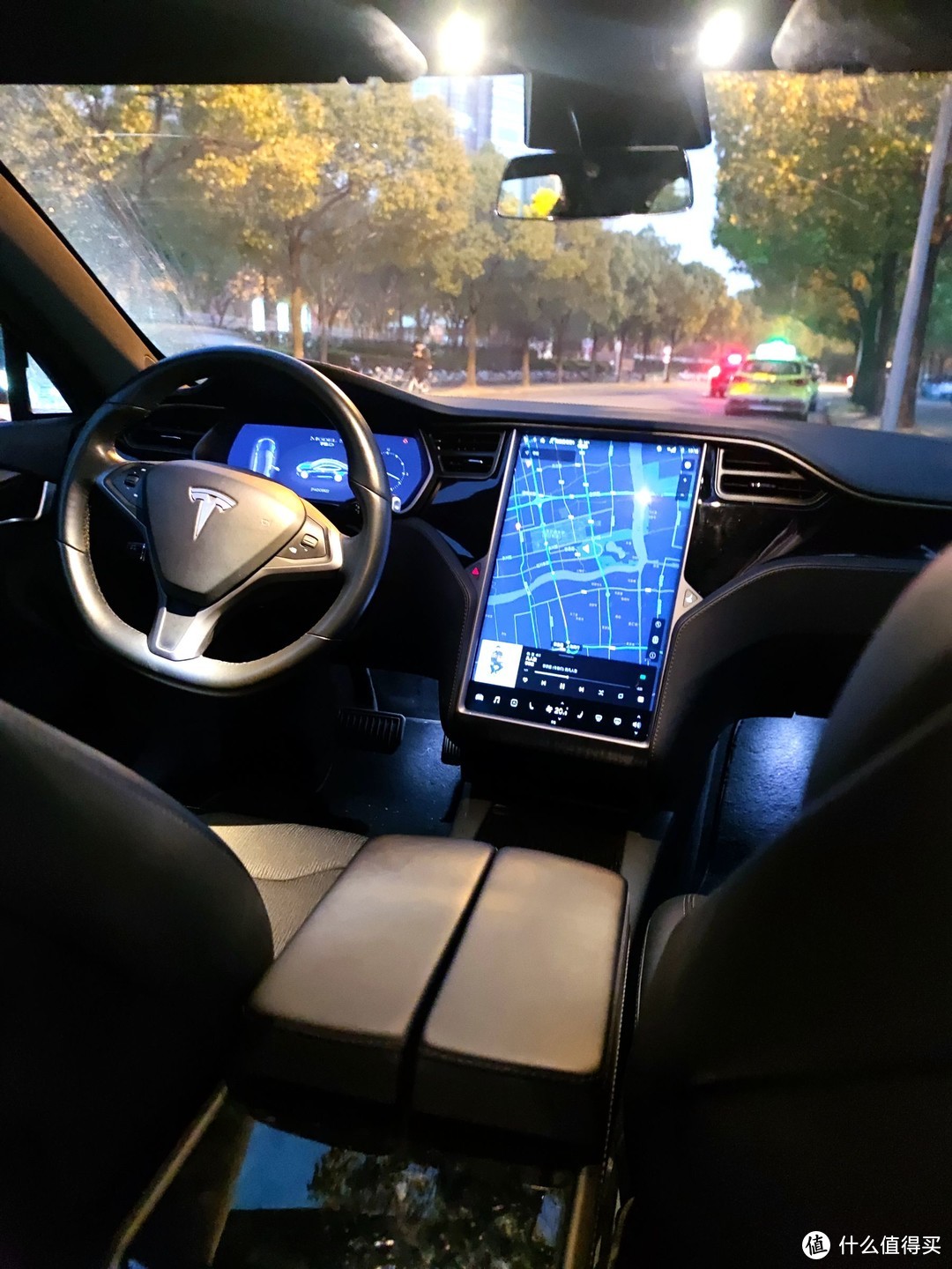 因为model 3和model y,特斯拉一直被认为是同价位内饰最简陋的车辆.