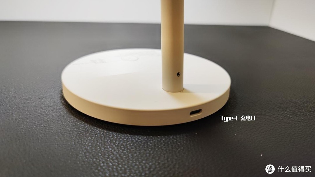 智能产品篇一米家智能充电台灯一款突破电源限制的光之小精灵