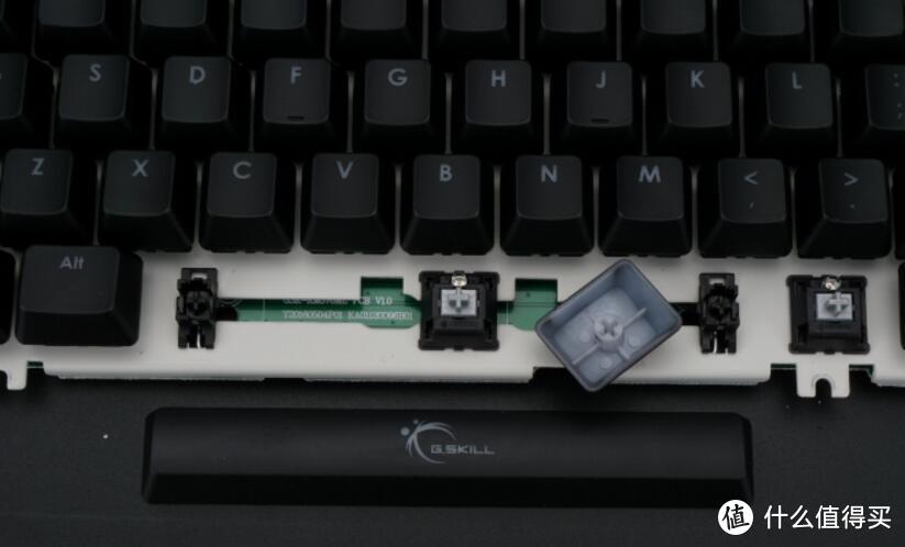 极速之银 - 芝奇（G.SKILL）RIPJAWS KM570 RGB 幻彩背光机械式键盘（银轴）