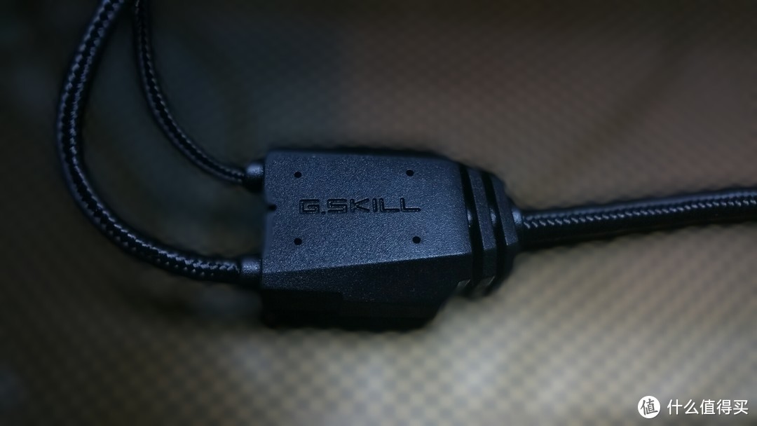 极速之银 - 芝奇（G.SKILL）RIPJAWS KM570 RGB 幻彩背光机械式键盘（银轴）
