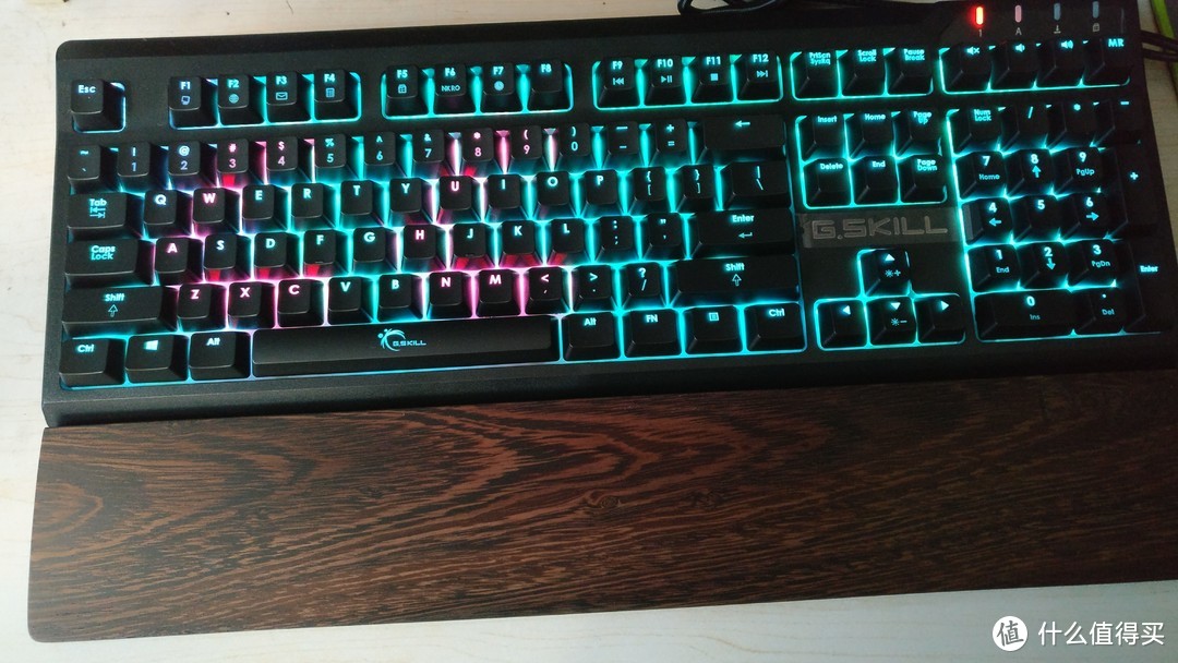 来自内存大厂的优秀外设产品——芝奇（G.SKILL）RIPJAWS KM570 RGB 幻彩背光机械式键