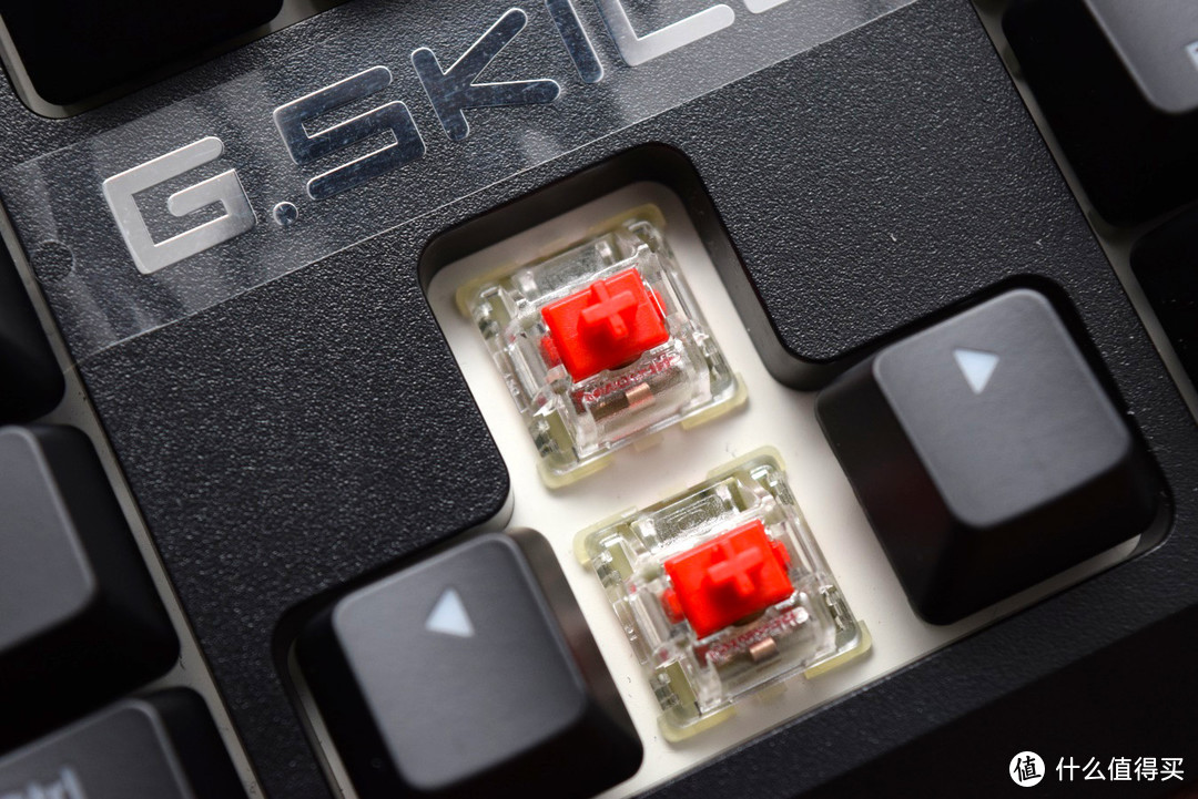 一鼓作气，再而衰 芝奇（G.SKILL）RIPJAWS KM570 RGB 红轴幻彩背光机械式键盘