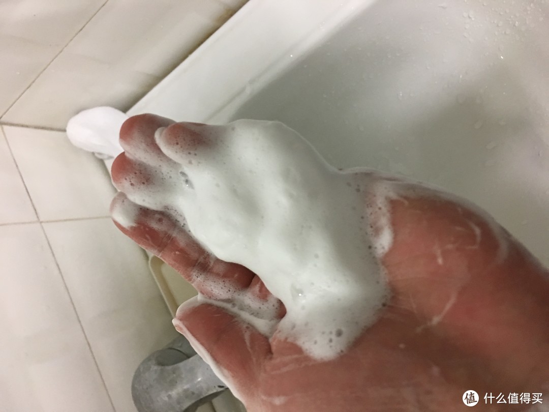 这块肥皂掉了，我是捡还是不捡呢！