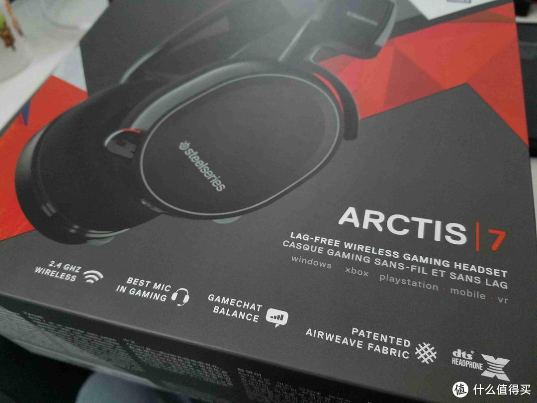 包装正面是Arctis7的核心特性，包括无线、优质麦克风、chatmix