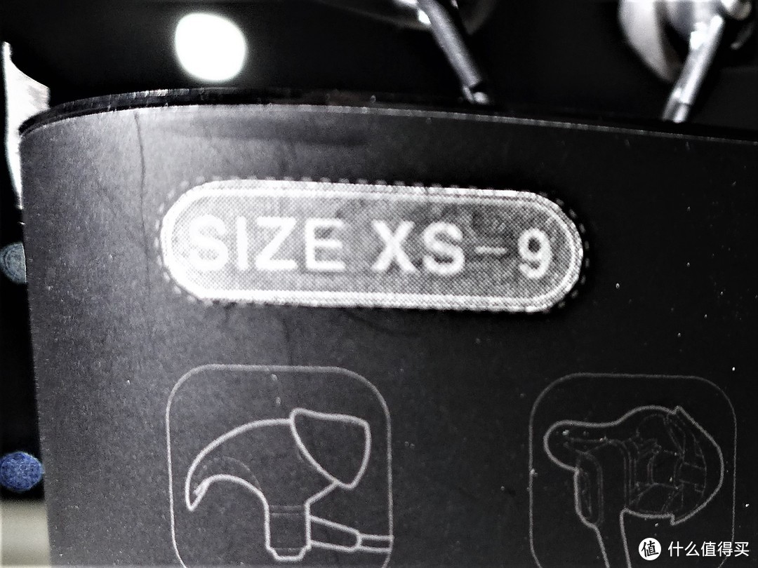 包装盒上分明贴着SIZE XS-9