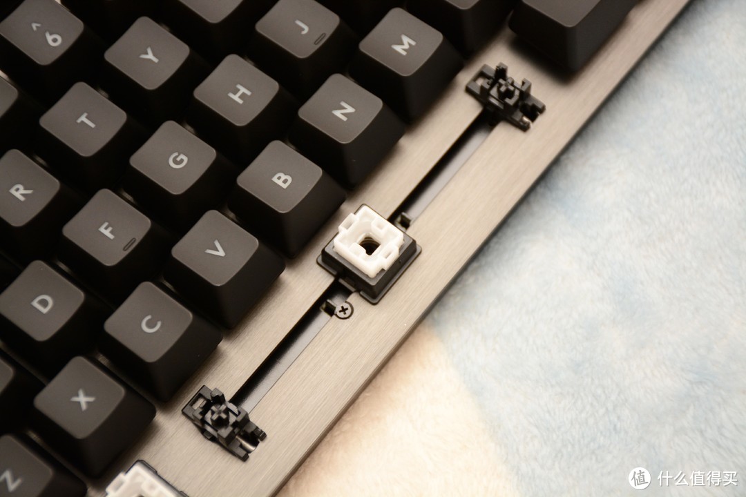 一块钢板的顶尖艺术：罗技G413机械键盘（碳黑红光）众测报告