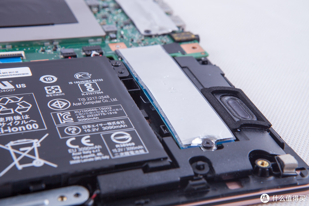 SSD上覆盖着一层铝箔，用于屏蔽电磁。