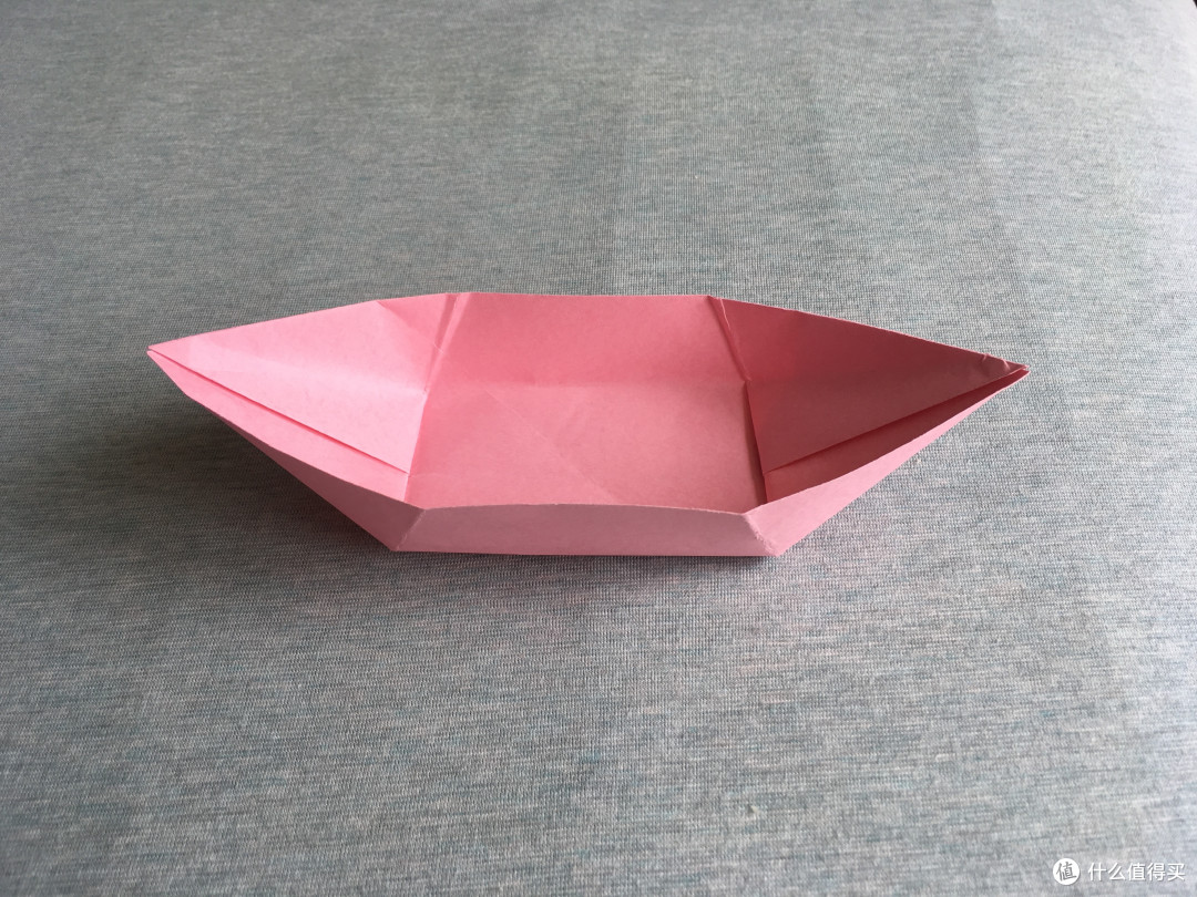 1,  a4纸裁成正方形,上下对折:2,  底边贴顶边往上收:3,  然后整体