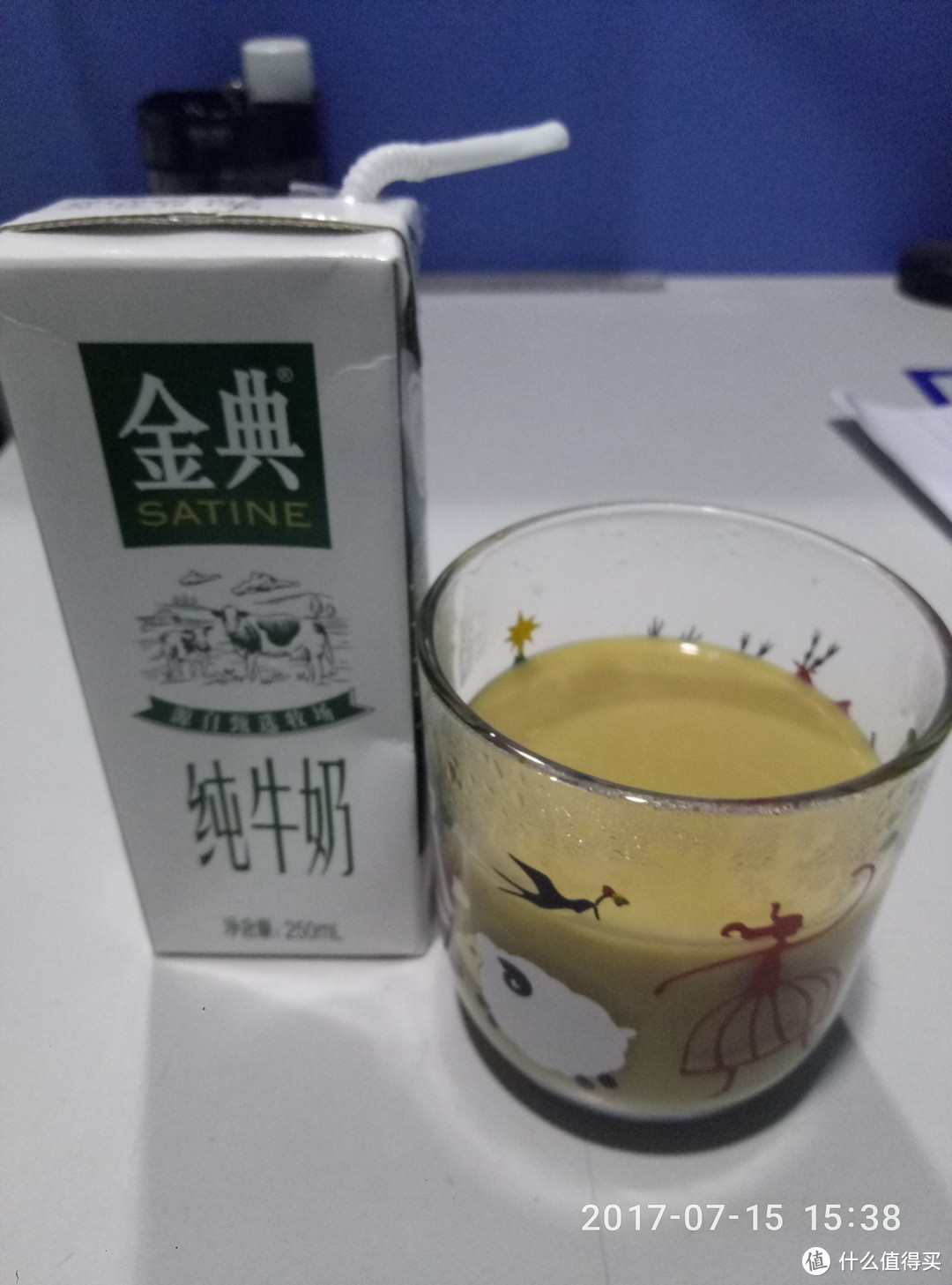 加了牛奶和方糖后的咖啡