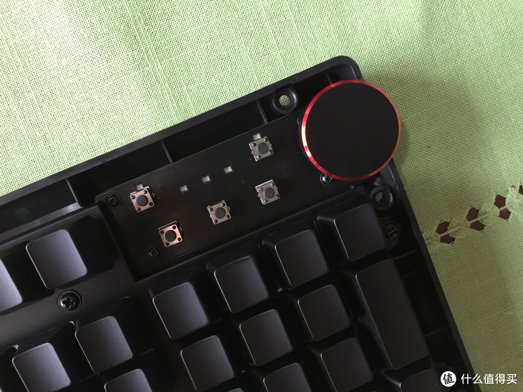 美的不像实力派——黑爵AK60 RGB机械键盘 银轴版