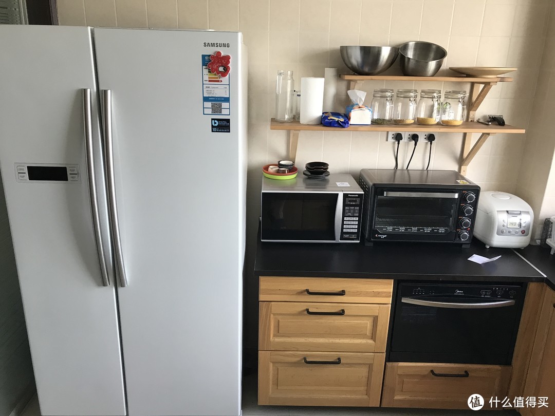 西墙 冰箱，微波炉，烤箱，电饭煲，洗碗机，碗柜
