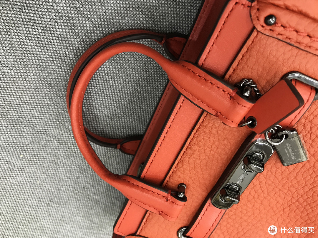 托张大妈福在SPRING购入的 COACH 蔻驰 Swagger 15斜挎包