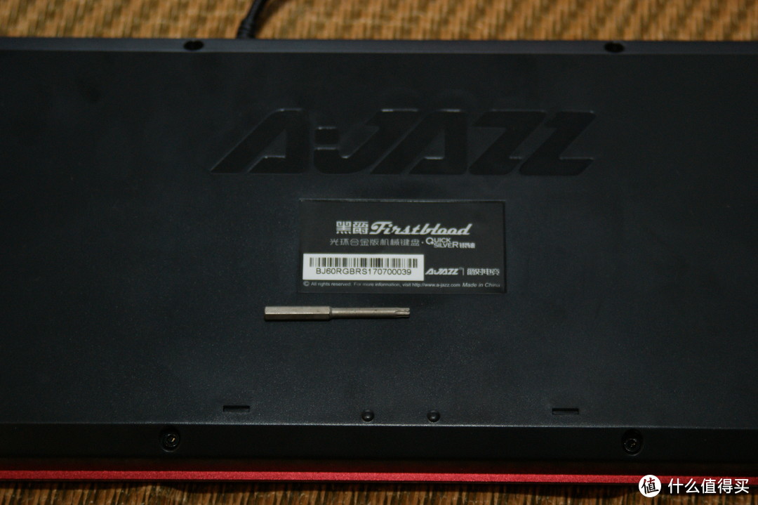 黑爵AK60 RGB机械键盘 银轴版 拆解测评