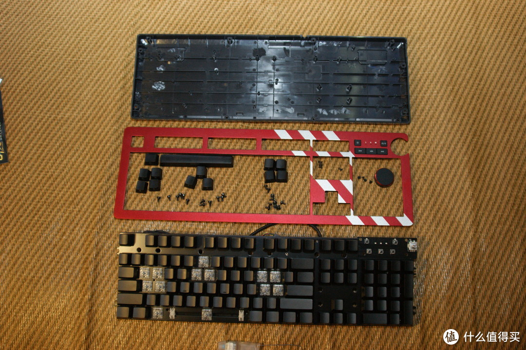 黑爵AK60 RGB机械键盘 银轴版 拆解测评
