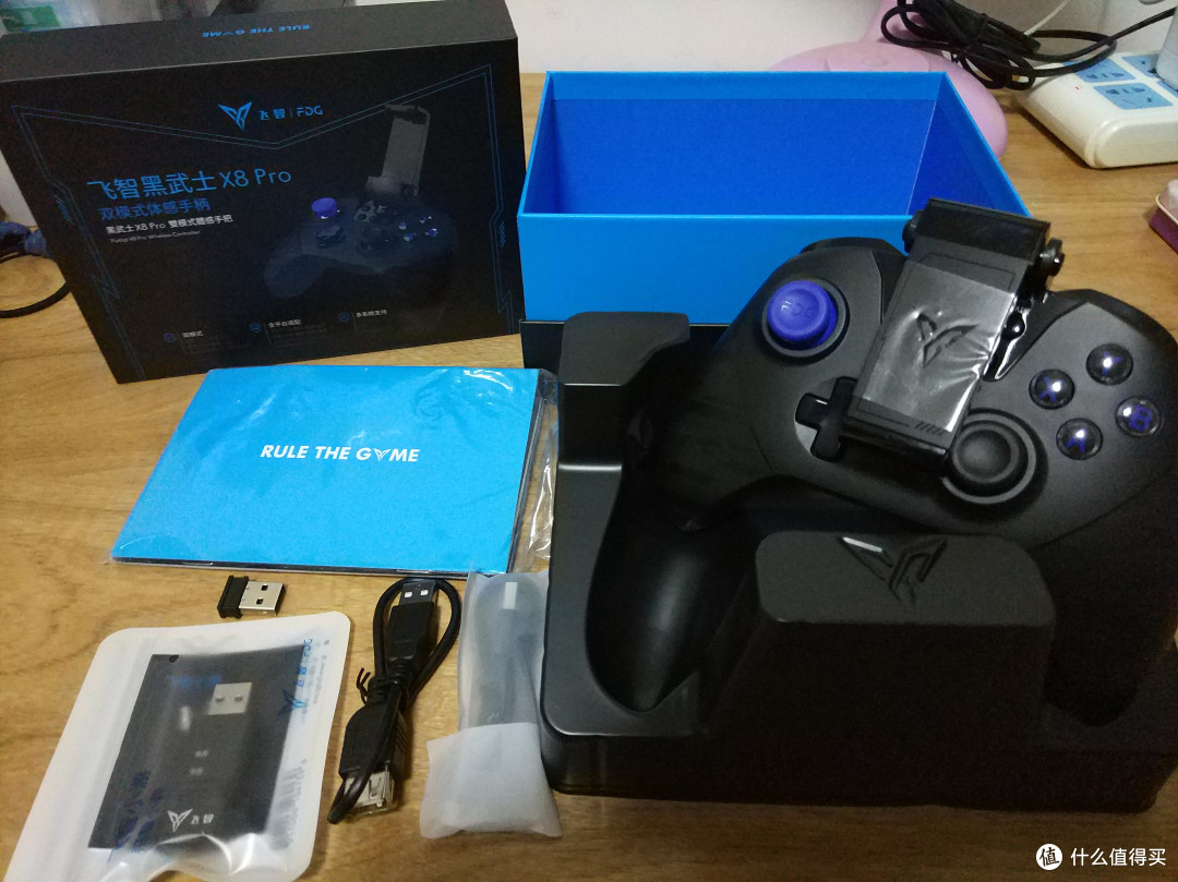 盒材质很相似来一张全家福主要的配件有手柄,飞智小游(激活映射用的)