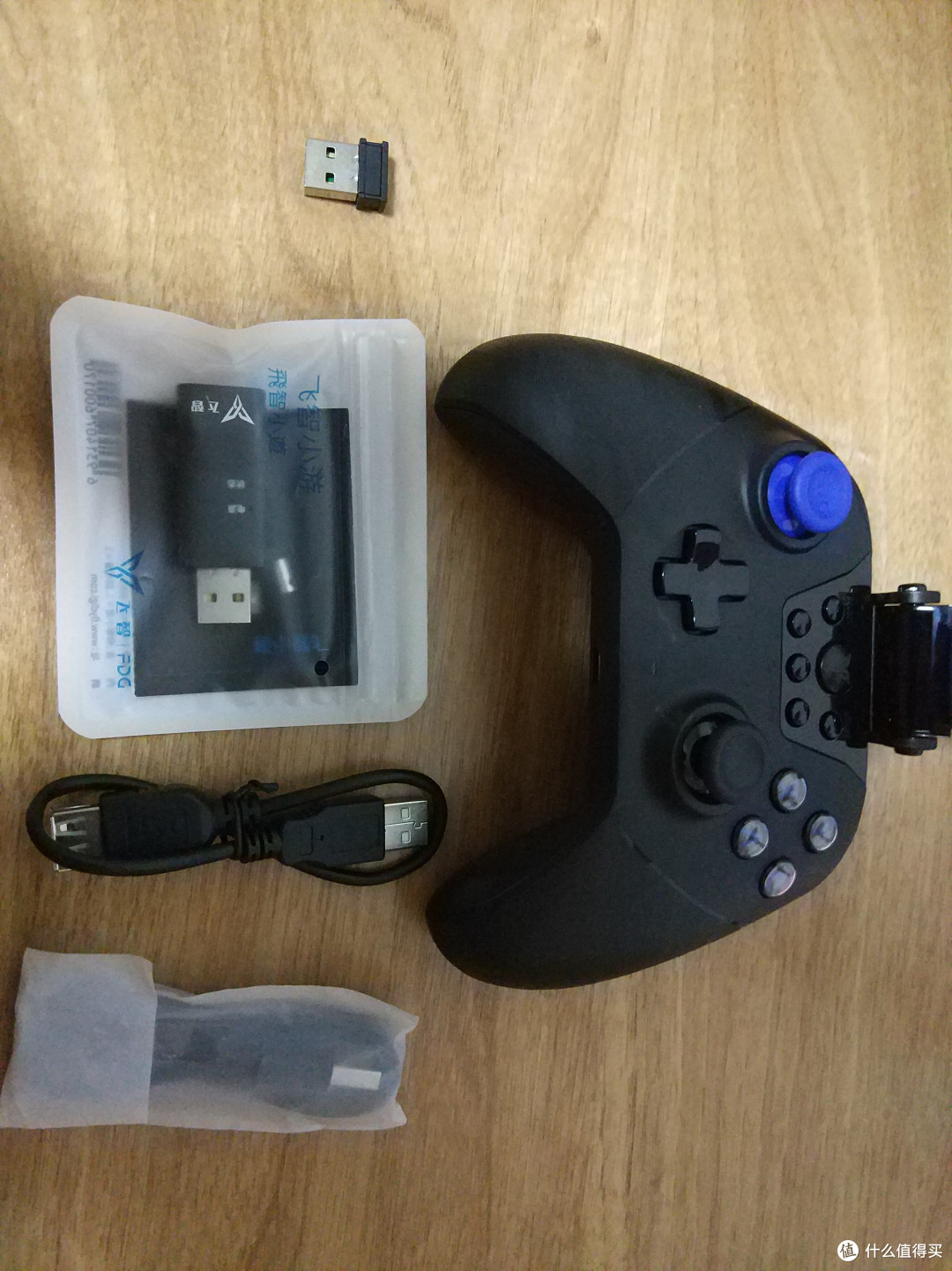 盒材质很相似来一张全家福主要的配件有手柄,飞智小游(激活映射用的)