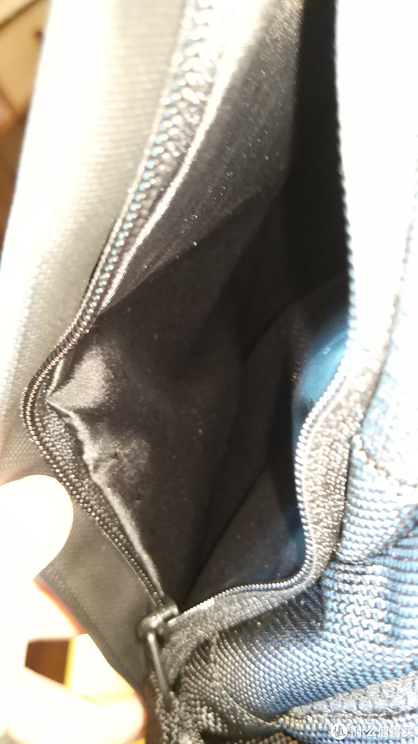 正面的方便袋,内部空间比开口的拉链还大, 正面的方便袋,内部空间比开口的拉链还大,