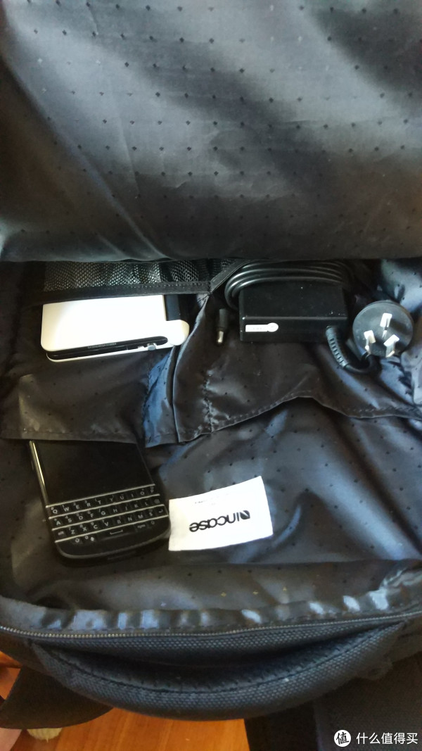 第一层空间可以非常轻松的放下手机和电源线,剩下的空间 第一层空间可以非常轻松的放下手机和电源线,剩下的空间