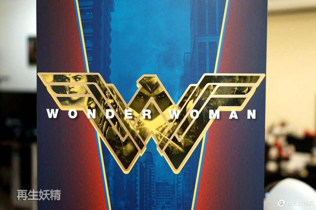 神奇女侠logo中有电影剧照作为底纹传统ht 1/6大小的盒子,正面印有