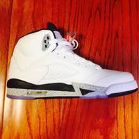 耐克 AIR JORDAN 5“White Cement” 篮球鞋　开箱感受(水晶底|颜值|做工|脚感)