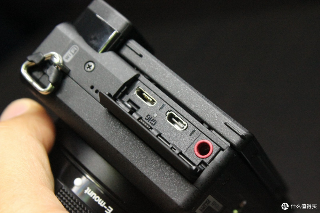 体积小、重量轻、参数强大：SONY 索尼 A6300 APS-C画幅 微单相机