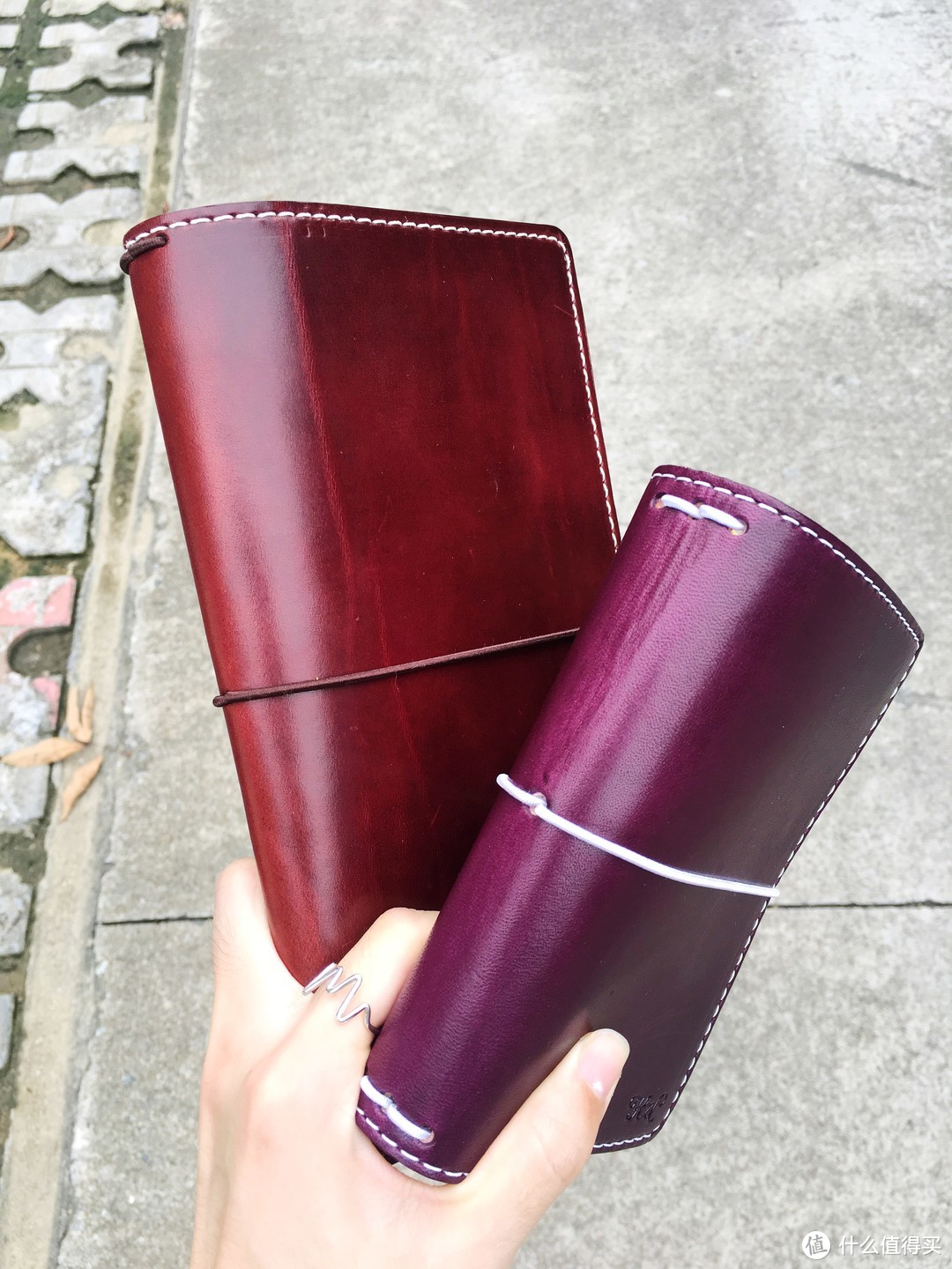 本文主角和酒红色（burgundy）narrow size，晴天室外下午五点。