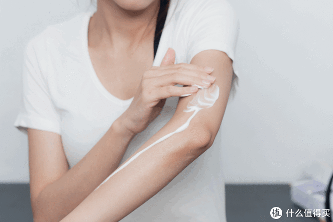 涂完身体乳马上穿衣服(涂身体乳时要擦干身体吗)