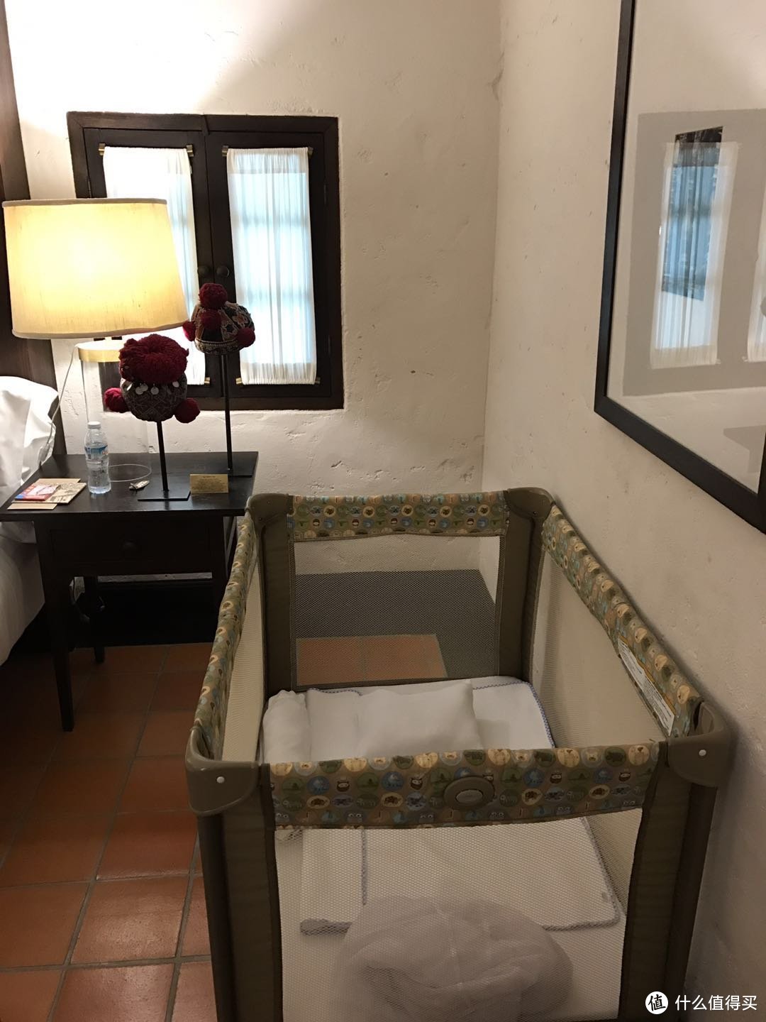 酒店帮忙准备的婴儿游戏床