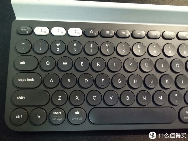 《工作生活自在切換— logitech 羅技 k780無線鍵盤 開箱》的片段