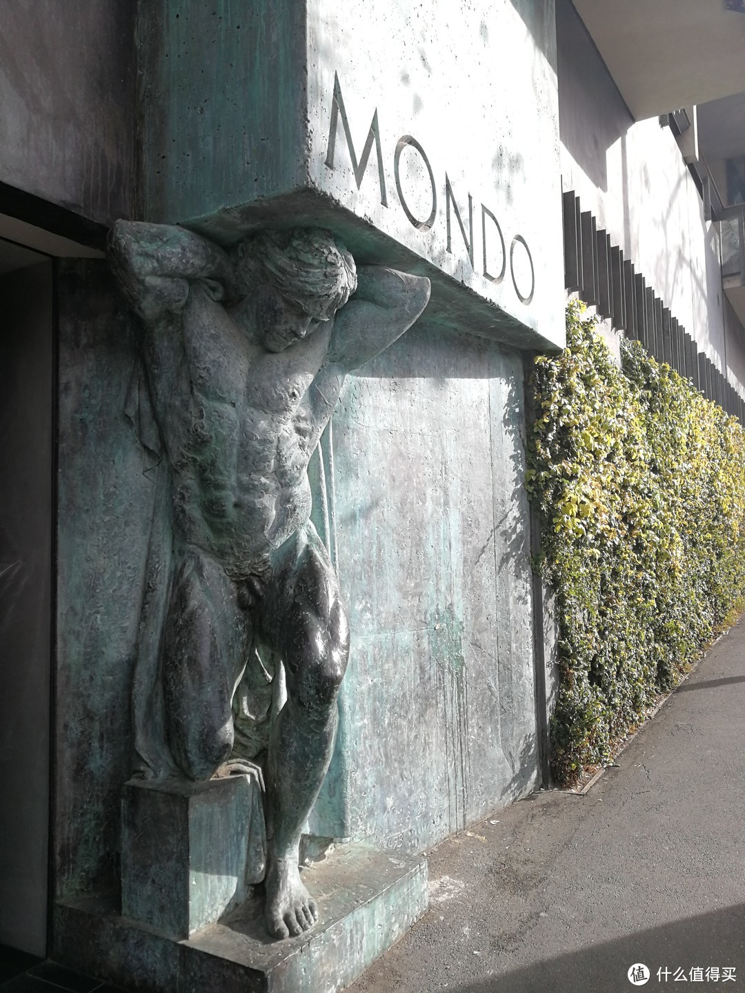 市场附近酒店门前的雕塑
