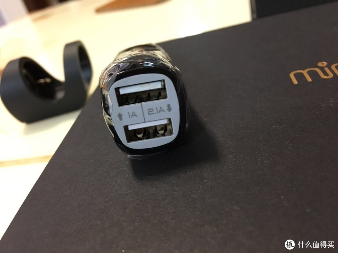 电源USB插口，1个1A，另一个2.1A。