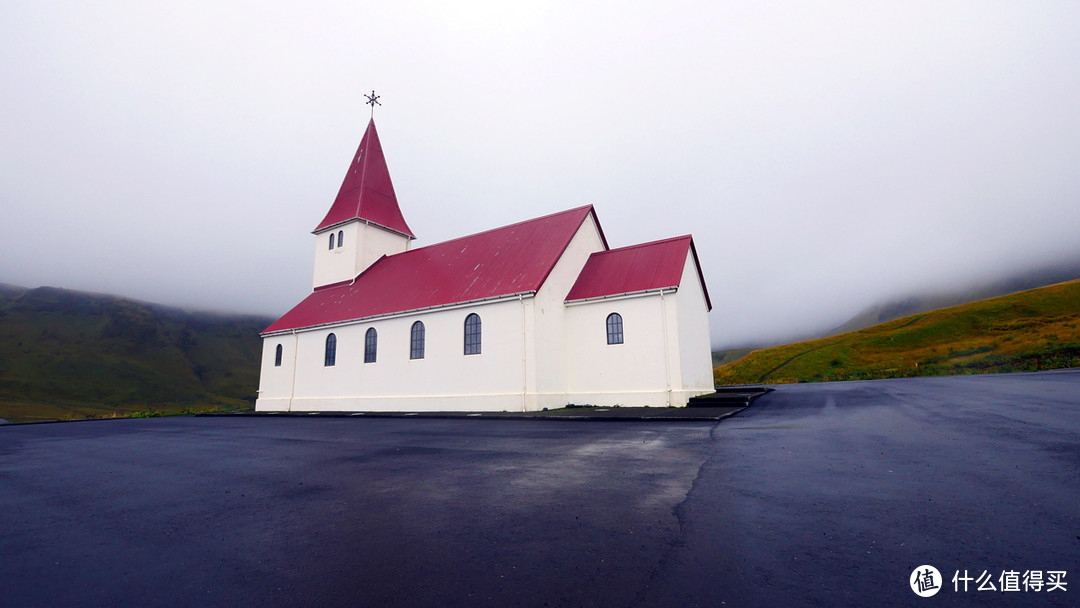 黑沙滩（Kirkjufjara beach）附近的教堂Vik i Myrdal Church