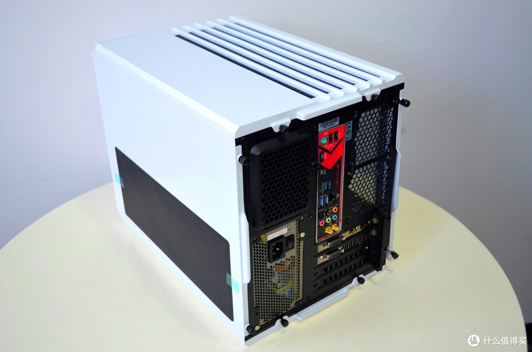 去购买美商海盗船(uscorsair) air240迷你游戏机箱/microatx主板/侧透