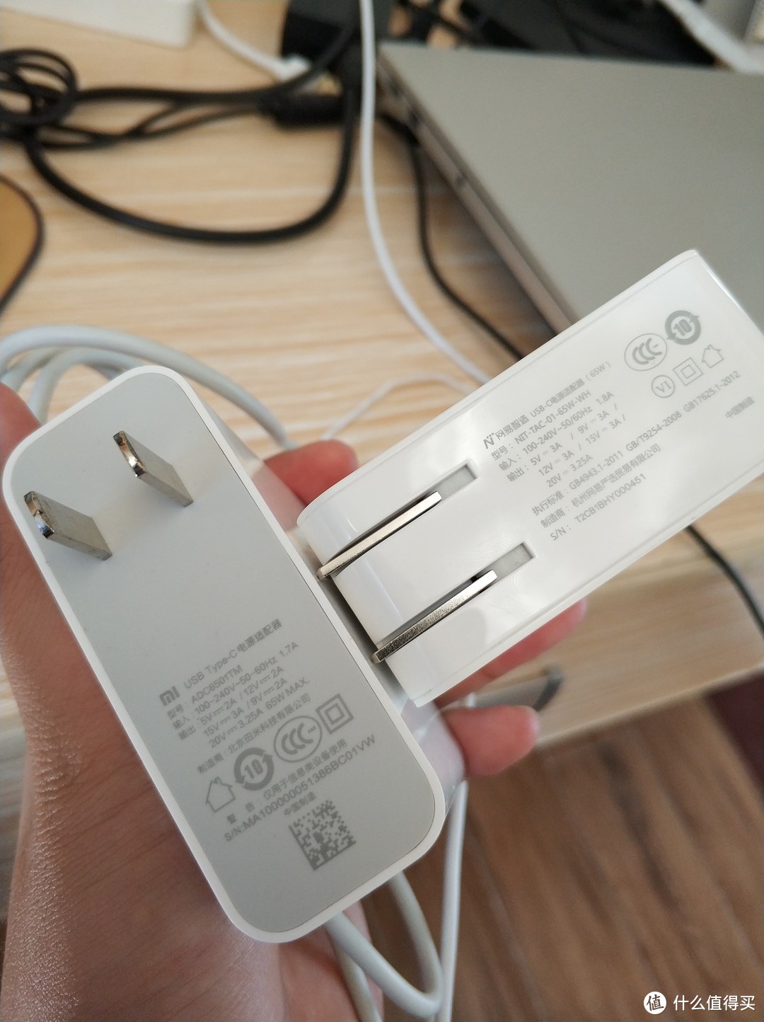 定位才是产品的第一要义：网易智造USB-C电源适配器 对比 小米2口USB充电器