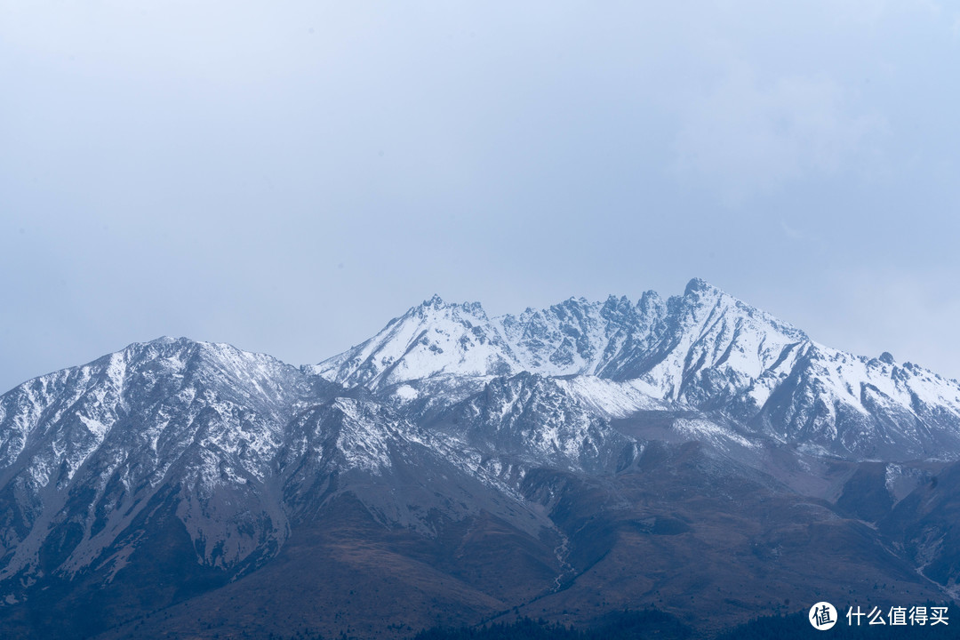 远处的祁连雪峰