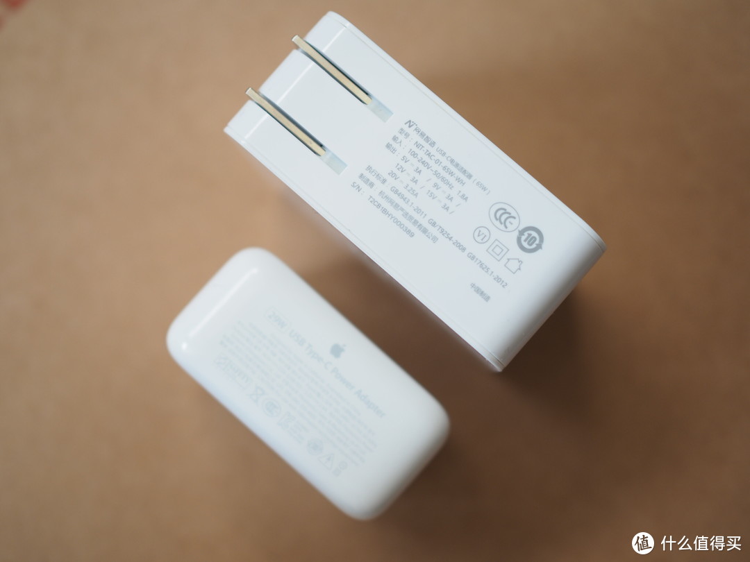 外观简洁、很有分量的电源适配器——网易智造 USB-C电源适配器（65W）