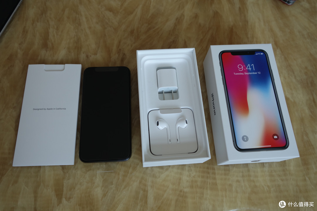 外包装正面是iphonex的图片,仔细摸,手机的图片是凸起的,略高于包装盒