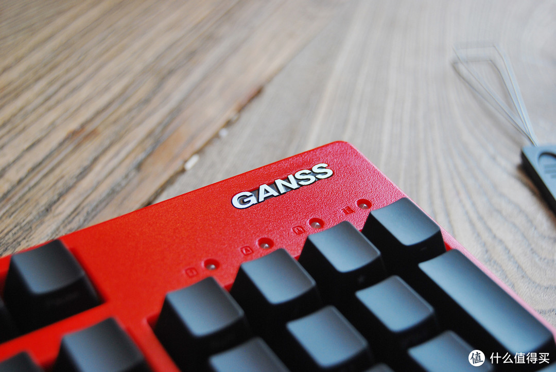 让键帽的侧边上发光——GANSS 法拉利红侧透机械键盘