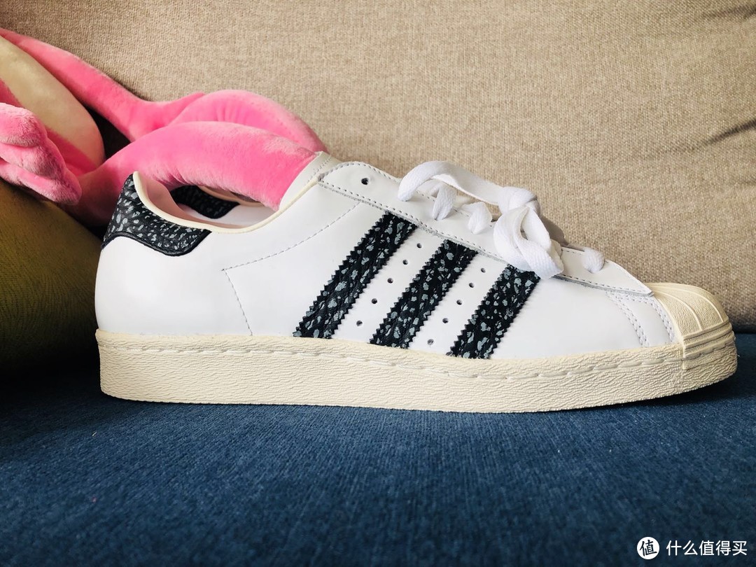 还在金标绿尾？年轻人学学Edison，来双Adidas 阿迪达斯 super star 80's吧