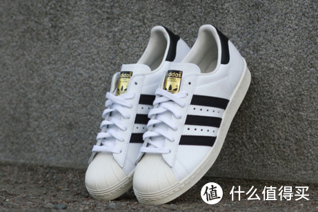 还在金标绿尾？年轻人学学Edison，来双Adidas 阿迪达斯 super star 80's吧