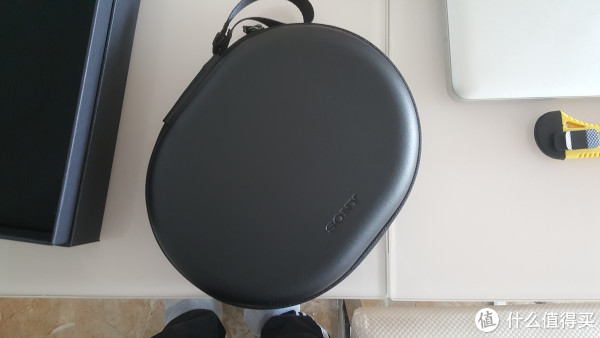 耳机包是 硬 的,拉链上面有个扣子,方便携带。 耳机包是 硬 的,拉链上面有个扣子,方便携带。