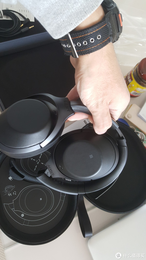 耳机拿在手里还是挺沉的,没有1a 那么轻,毕竟里面有电池什么的 耳机拿在手里还是挺沉的,没有1a 那么轻,毕竟里面有电池什么的