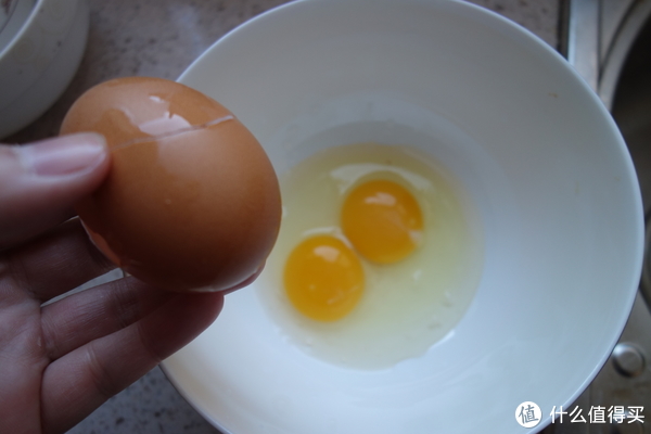 人生处处是惊喜，这个大的鸡蛋居然是双黄的！