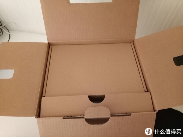 打开包装之后面上是两个附件盒